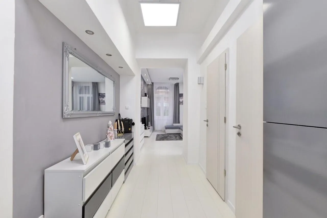 Grey City Comfort 2Br Apartment Near Keleti Budapeşte