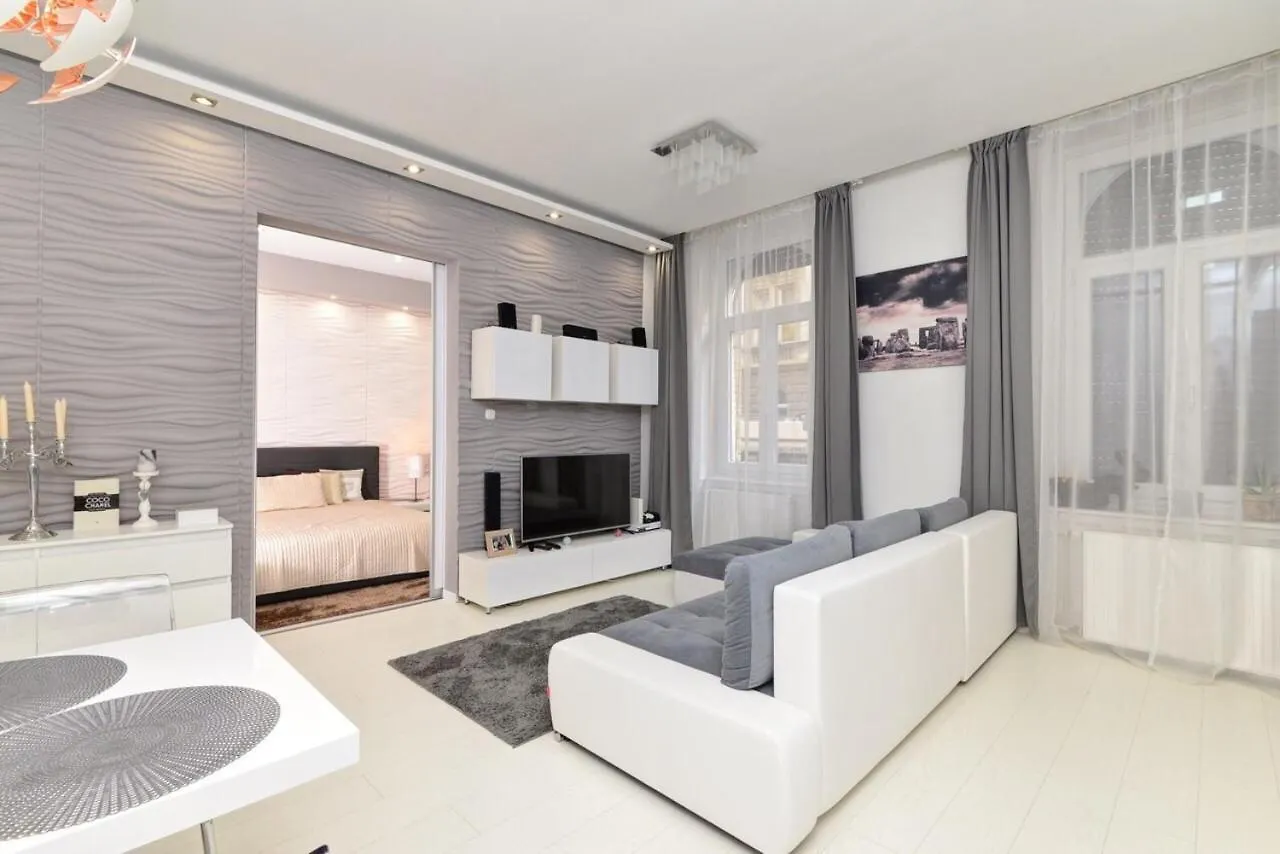 Grey City Comfort 2Br Apartment Near Keleti Budapeşte